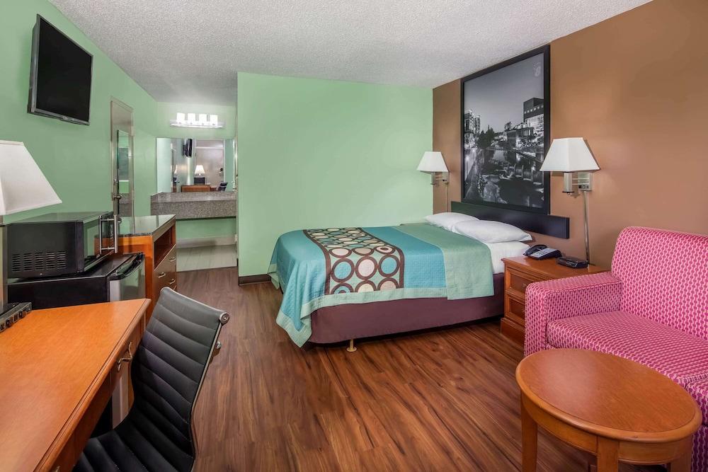Super 8 by Wyndham Gaffney photo 5