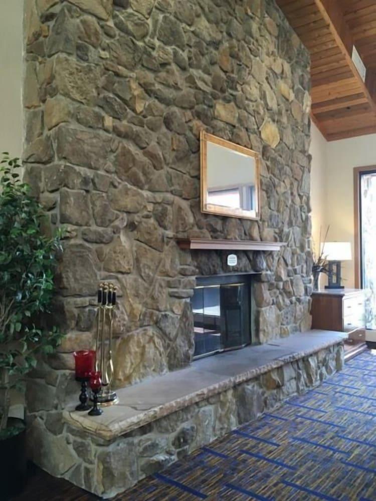 Howard Johnson by Wyndham Merrillville photo 5