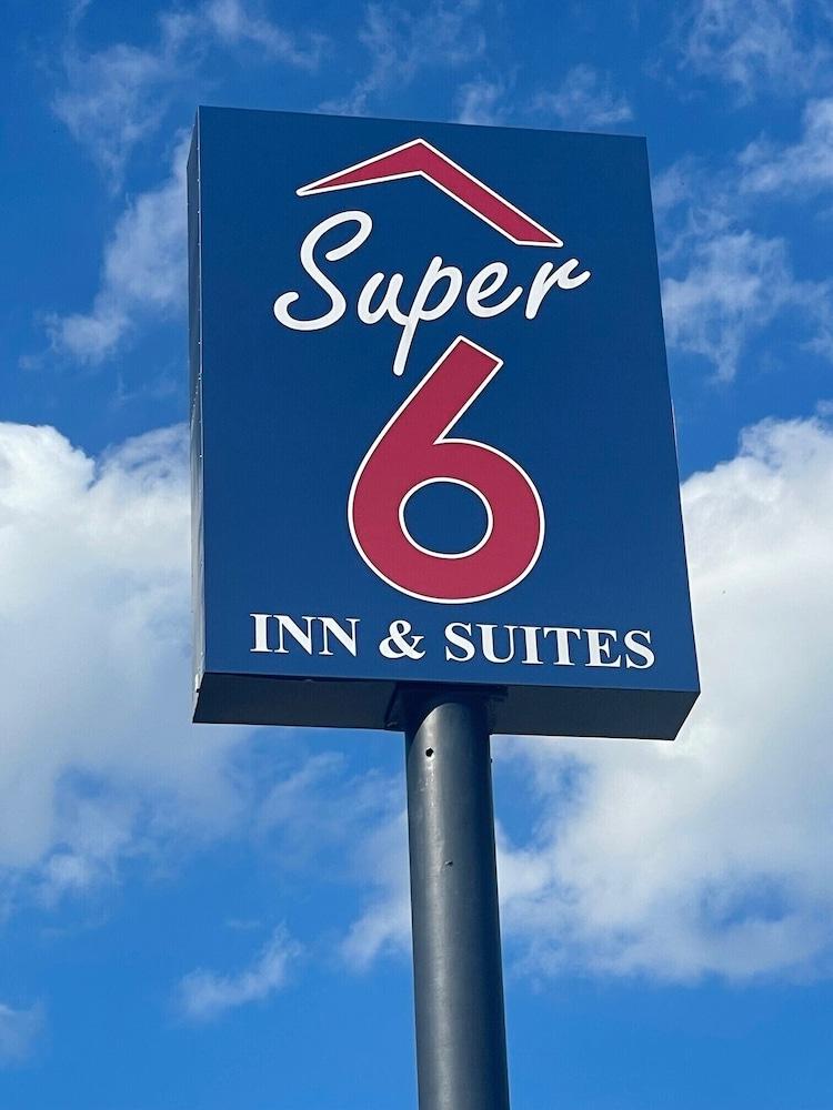 Super 6 Inn & Suites Baton Rouge photo 33