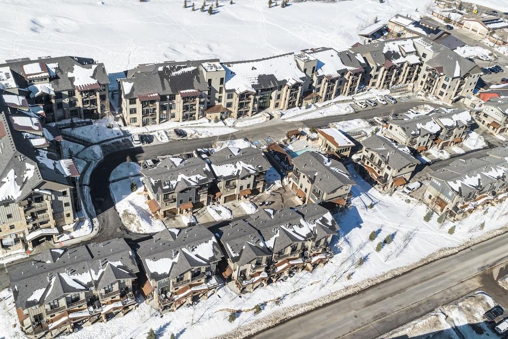 The Residences at Blackstone photo 32