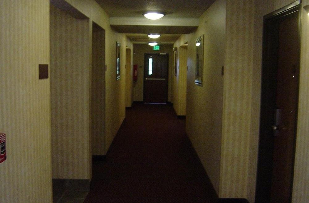 HomeTown Inn & Suites photo 22