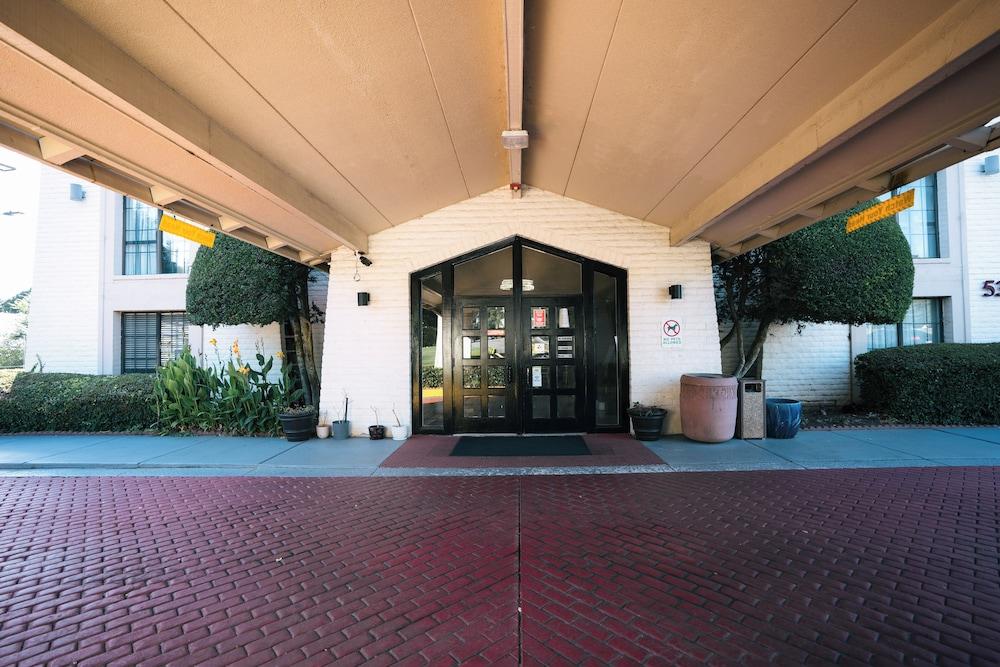 Guest Inn & Suites photo 16