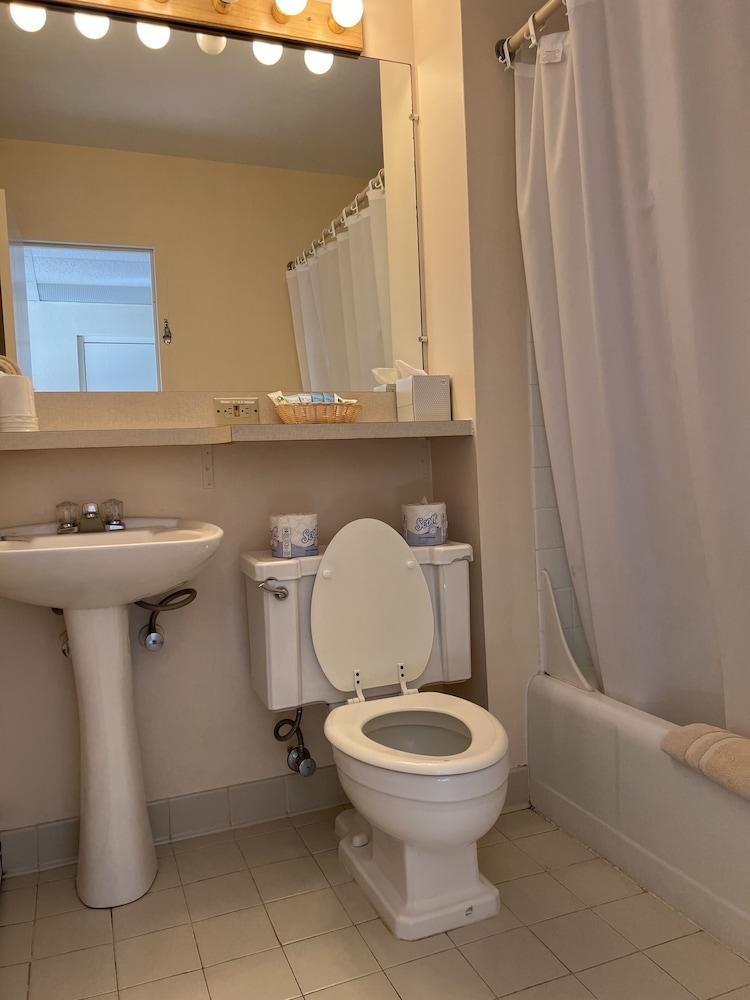 The Shoreline Inn photo 14