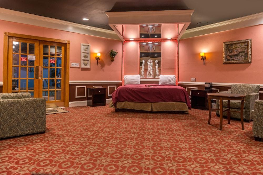 Inn of the Dove Romantic Suites with Jetted Tub & Fireplace photo 7
