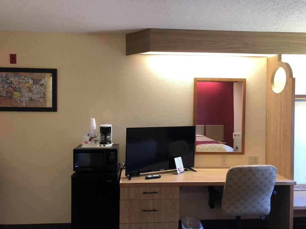 Econo Lodge London North photo 9