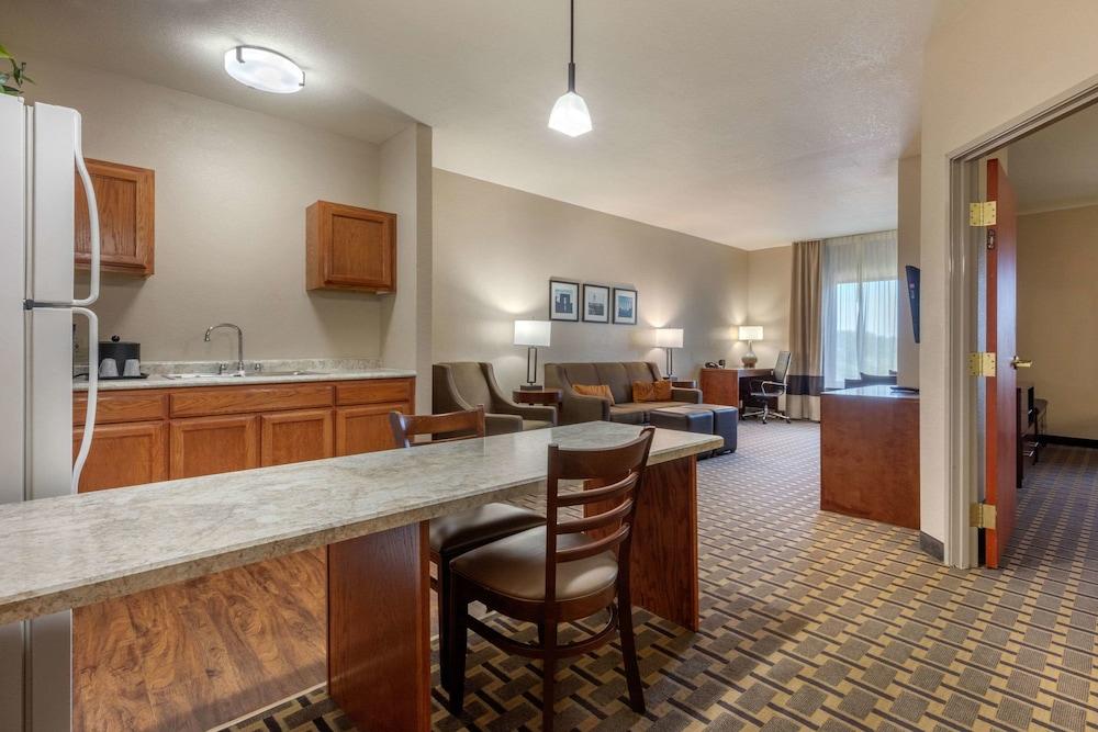 Comfort Suites Rolla photo 31