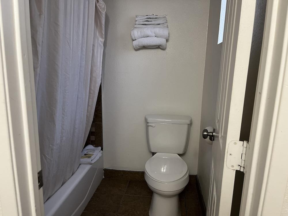 Economy Inn photo 32