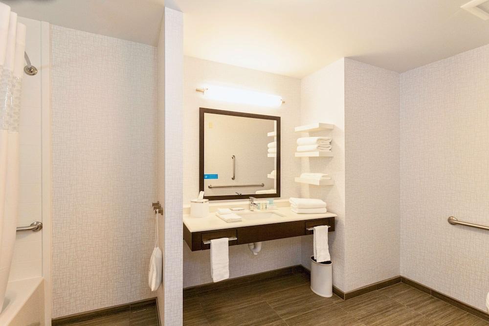 Hampton Inn & Suites Duluth North/Mall Area photo 16