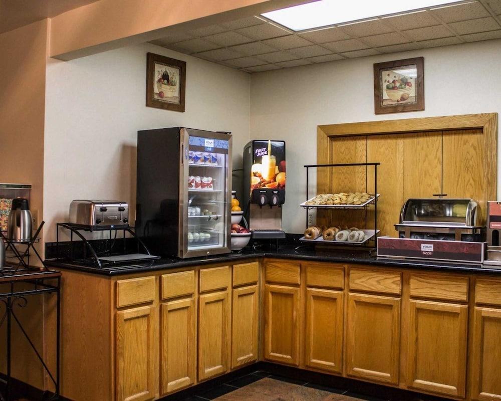 Quality Inn Akron South photo 22