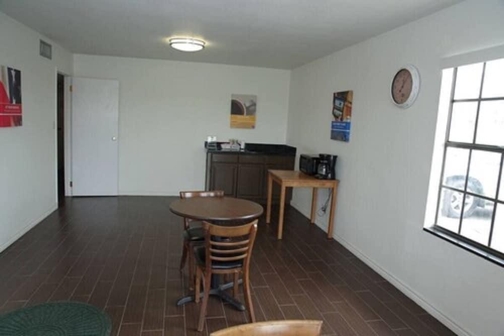 Giddings Executive Inn photo 16
