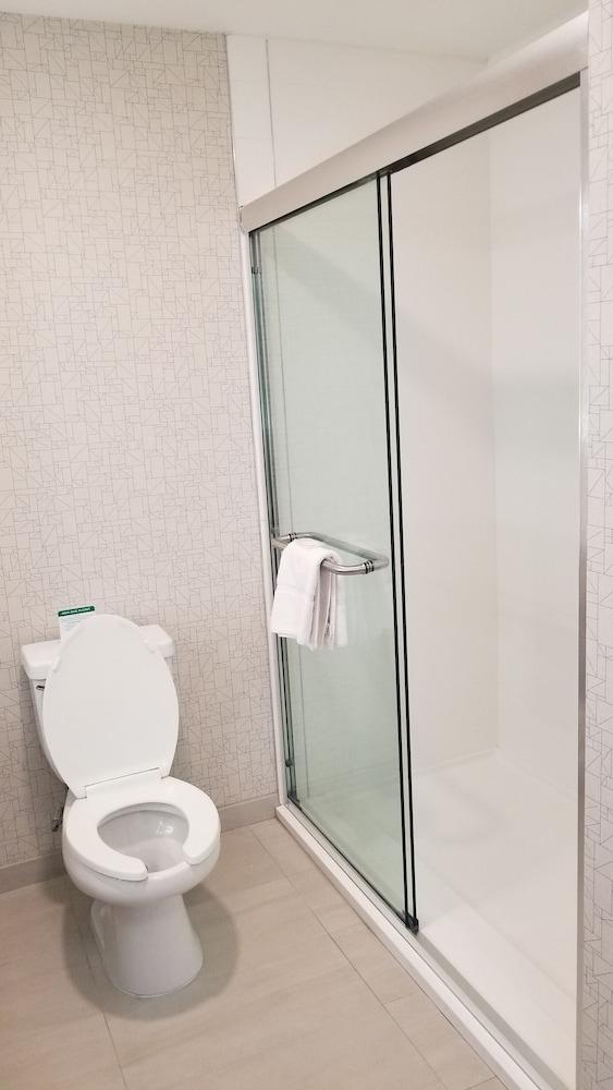 Holiday Inn Express & Suites Lake Forest by IHG photo 20