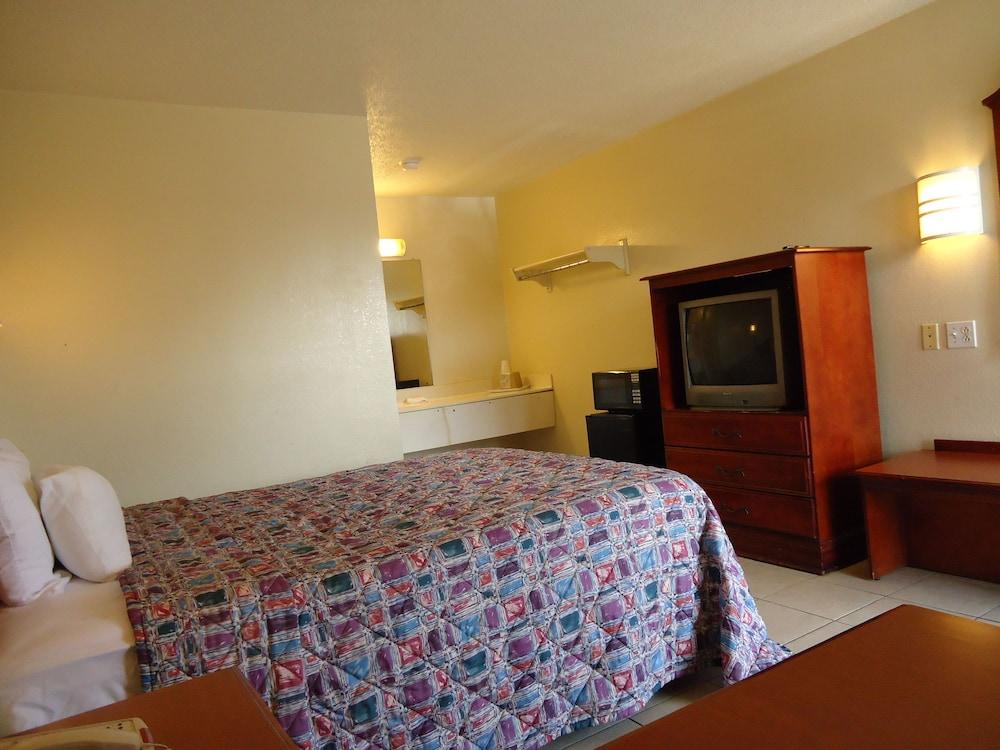 Super 6 Inn & Suites photo 18