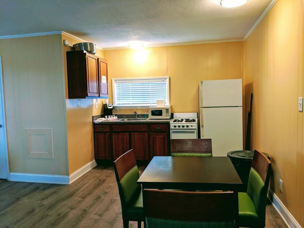 Colonial Inn Motel photo 19