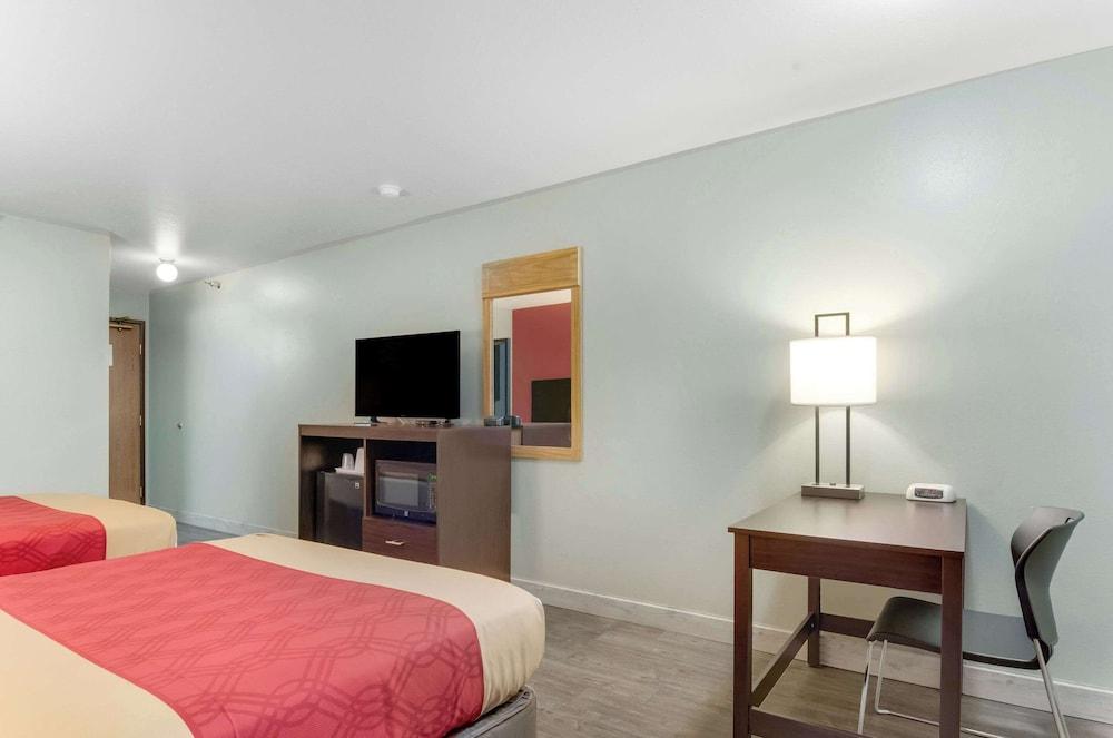 Econo Lodge photo 17
