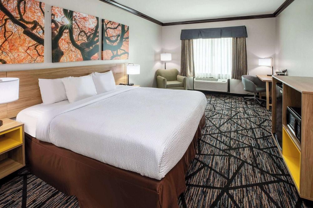 Days Inn by Wyndham Baton Rouge/I-10 photo 26