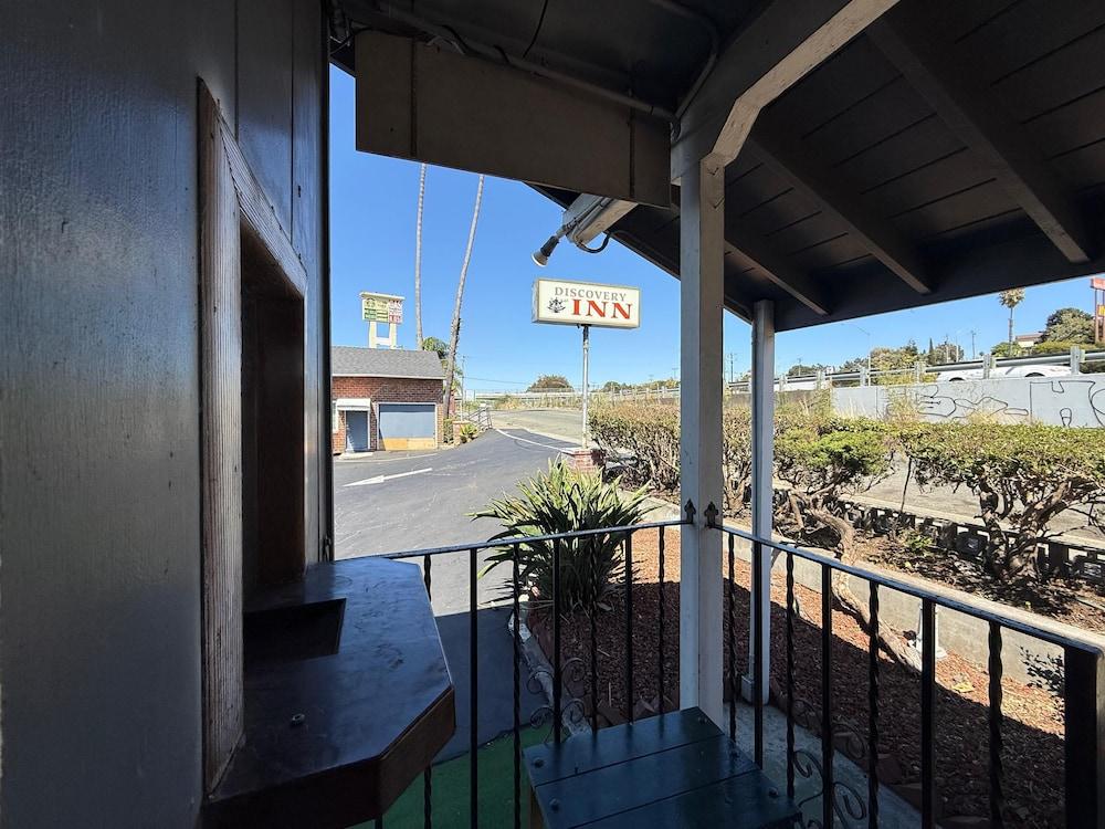 Discovery Inn Near Six Flags Vallejo Napa Valley CA photo 3