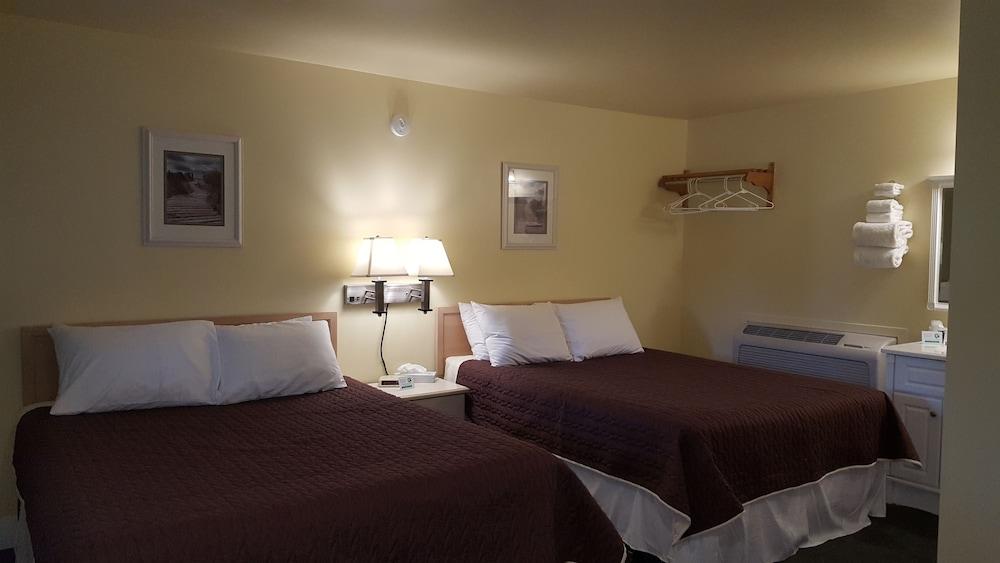 Captain's Quarters Motel photo 2