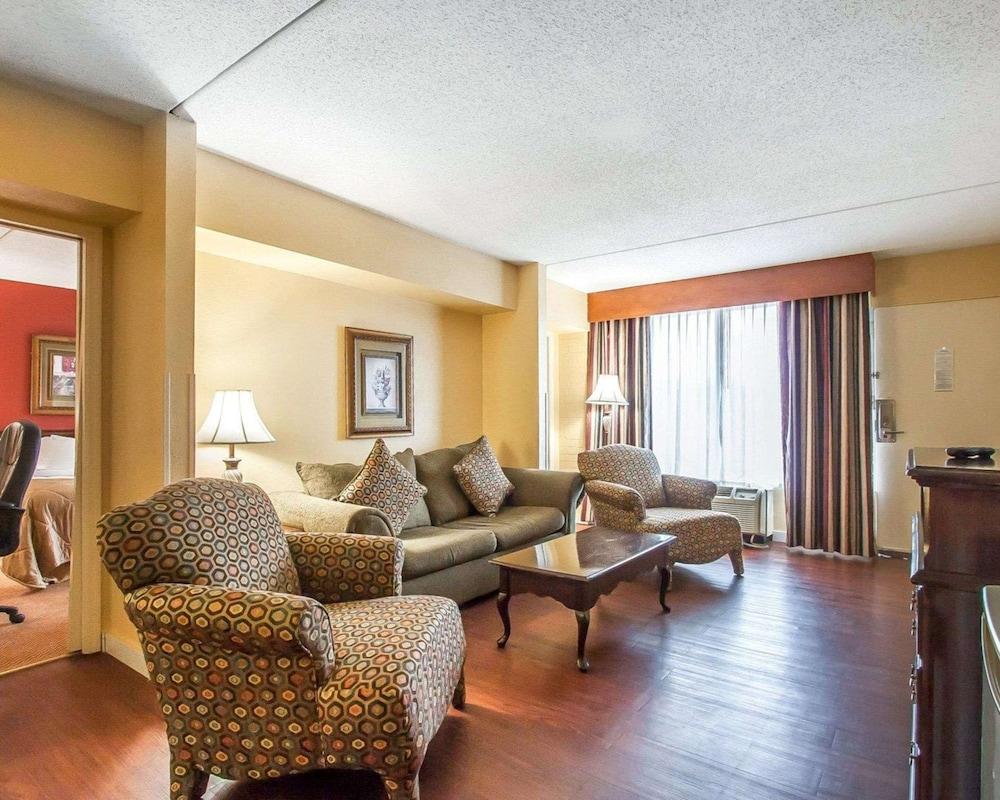 Clarion Inn & Suites University Center photo 19