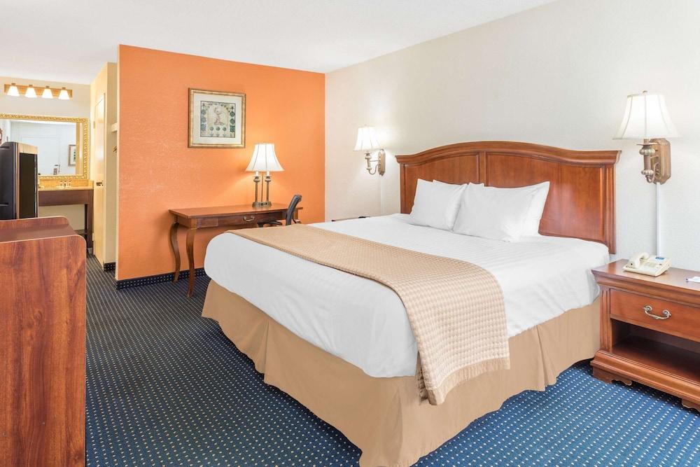 Baymont by Wyndham Rocky Mount I-95 photo 10