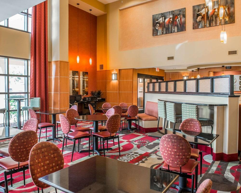 Comfort Suites photo 27