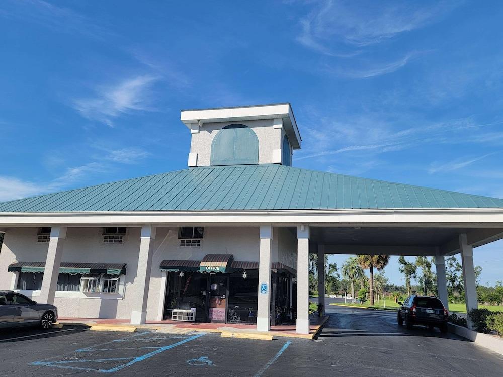 Econo Lodge Perry photo 10