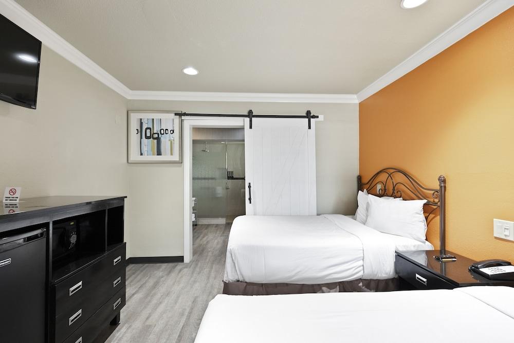 Le Blanc Inn & Suites photo 2