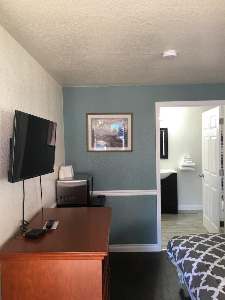 Belfair Motel photo 13