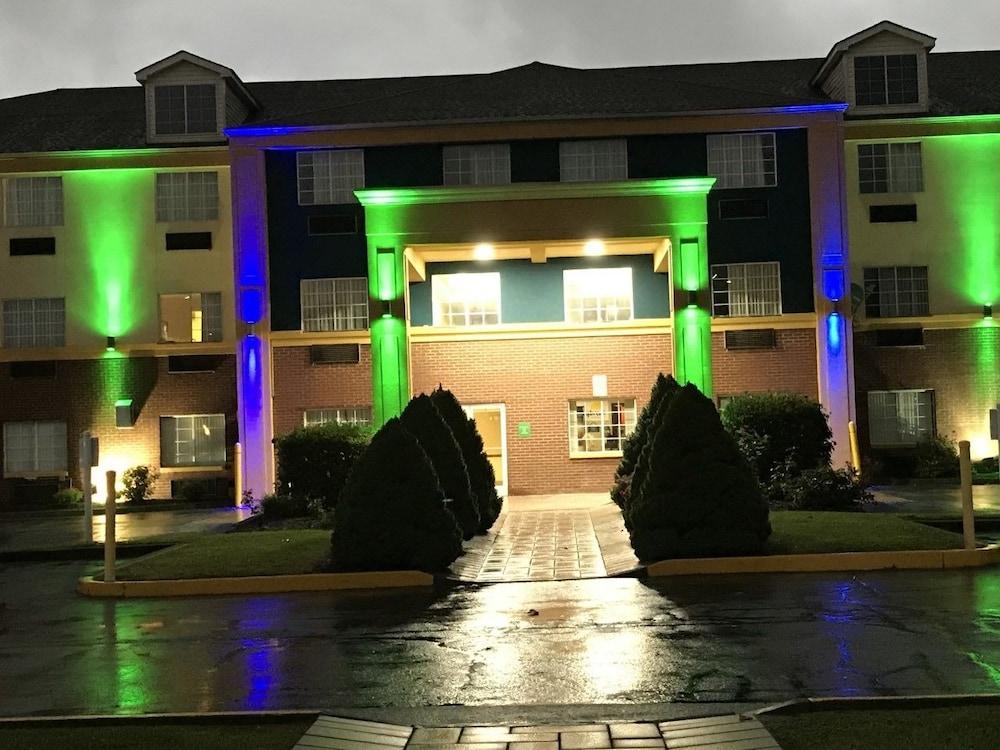 Days Inn by Wyndham Norton photo 3