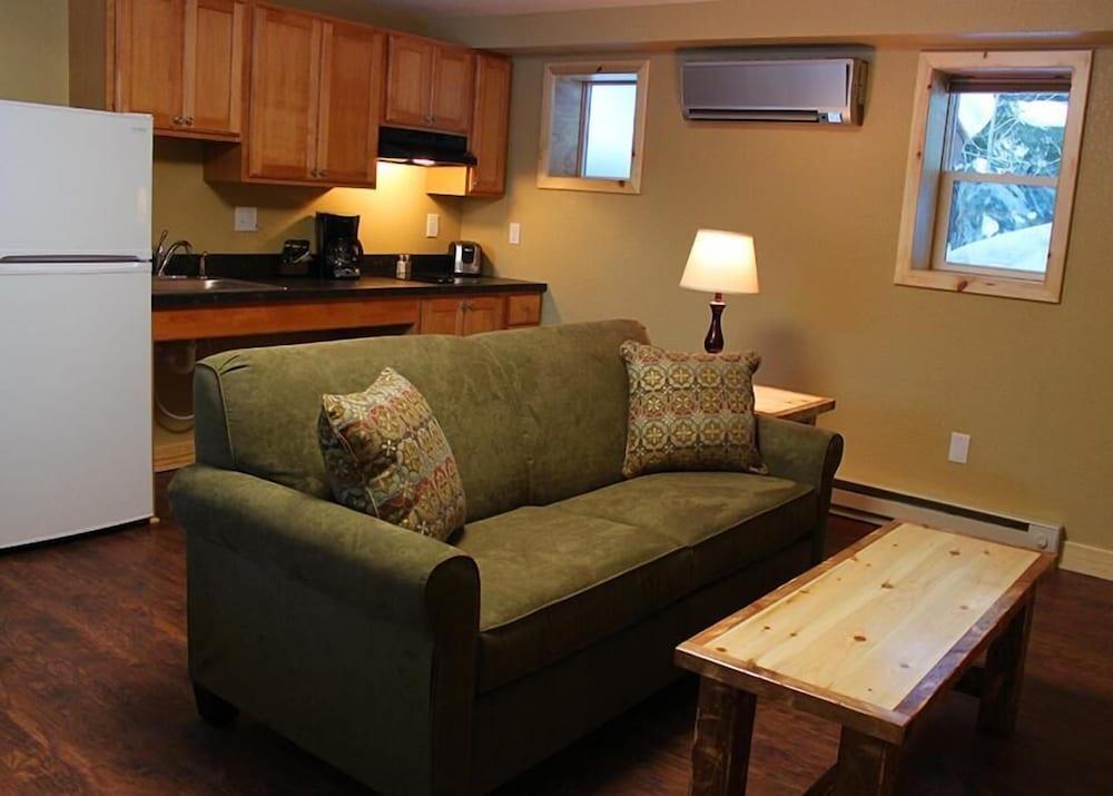 Tahquamenon Suites Lodging photo 23