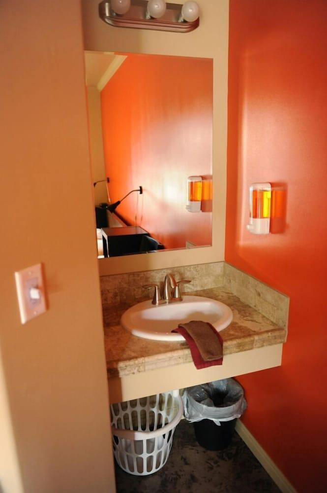 Camelot Inn at Honeyville photo 9