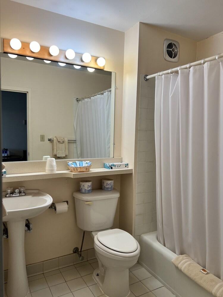 The Shoreline Inn photo 54