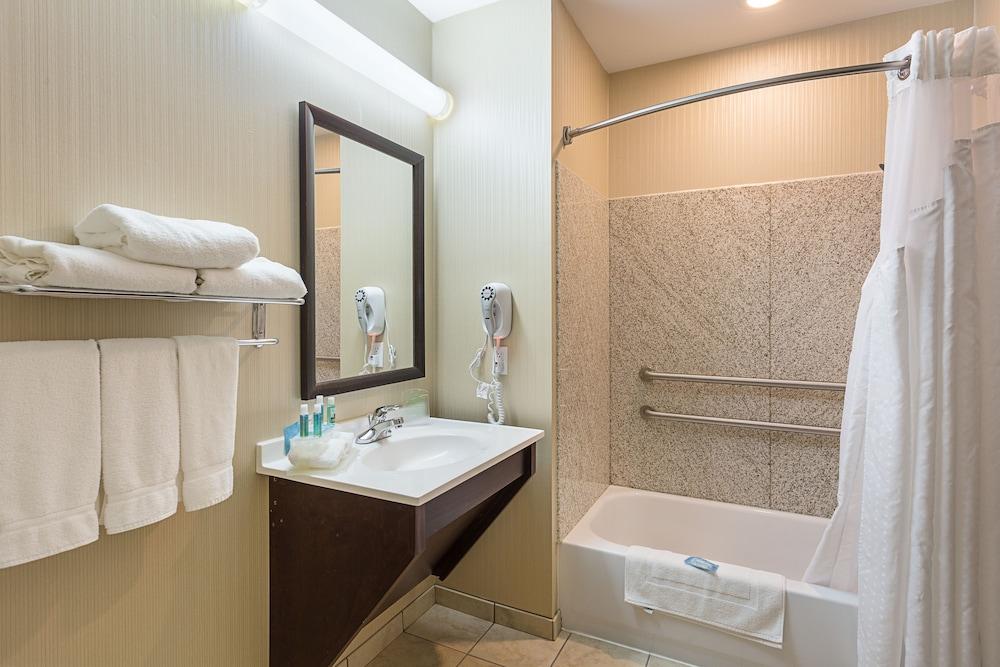 Holiday Inn Express Hotel & Suites BYRAM by IHG photo 6