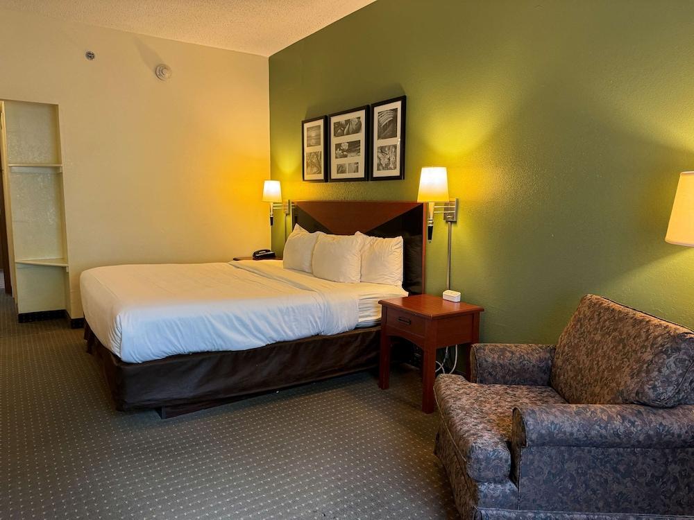 SureStay by Best Western Pearl Jackson Airport photo 4