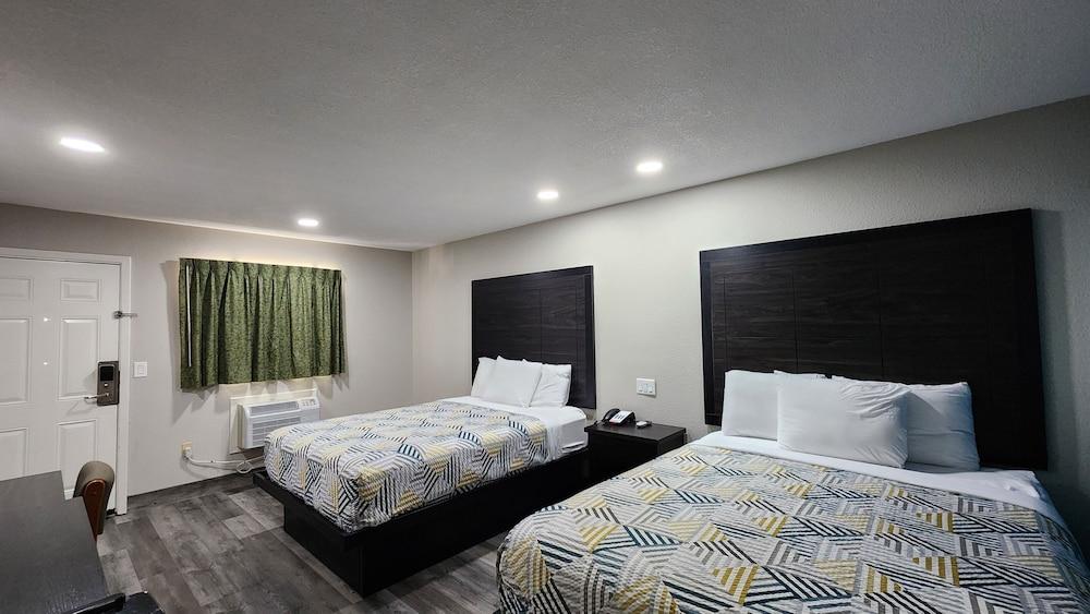 Scottish Inn & Suites photo 31