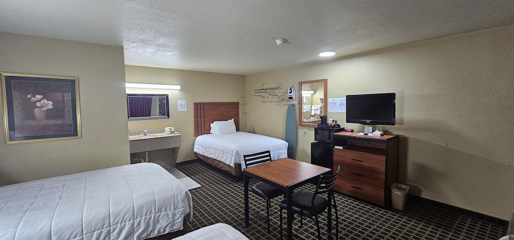 Deluxe Inn Motel photo 10