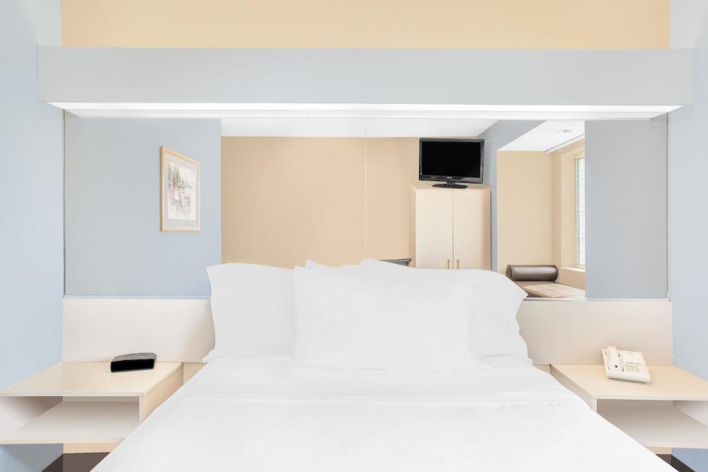 Microtel Inn & Suites By Wyndham Clear Lake photo 6