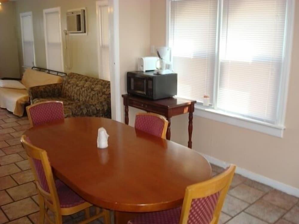Four Winds Motel photo 11