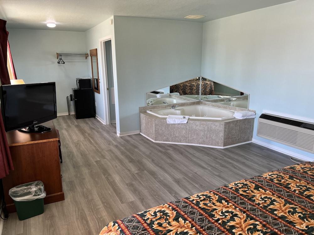 Crows Nest Inn Tawas photo 29