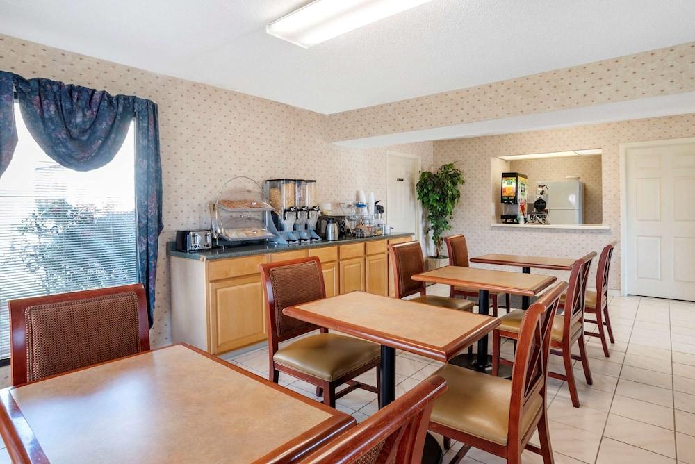 Econo Lodge Pearl - Jackson photo 20