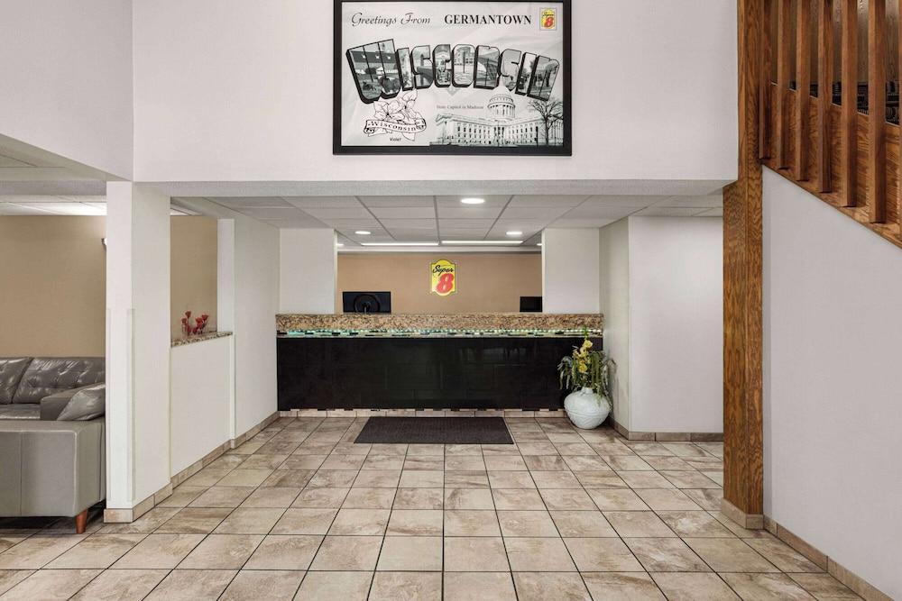 Super 8 by Wyndham Germantown/Milwaukee photo 3