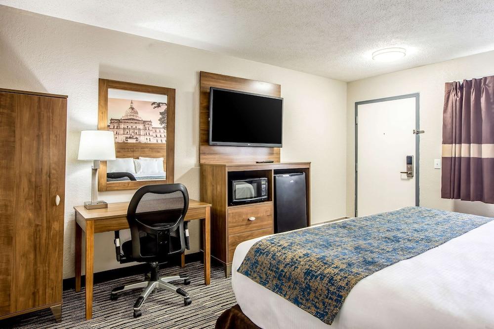 Clarion Pointe East Lansing University Area photo 7