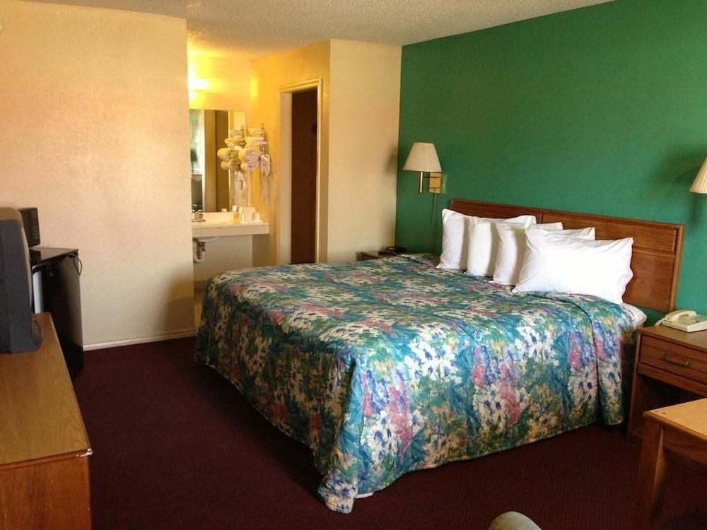Super 7 Inn Siloam Springs photo 13