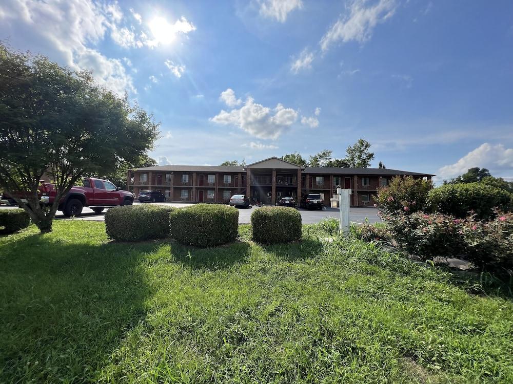 Americas Inn photo 10