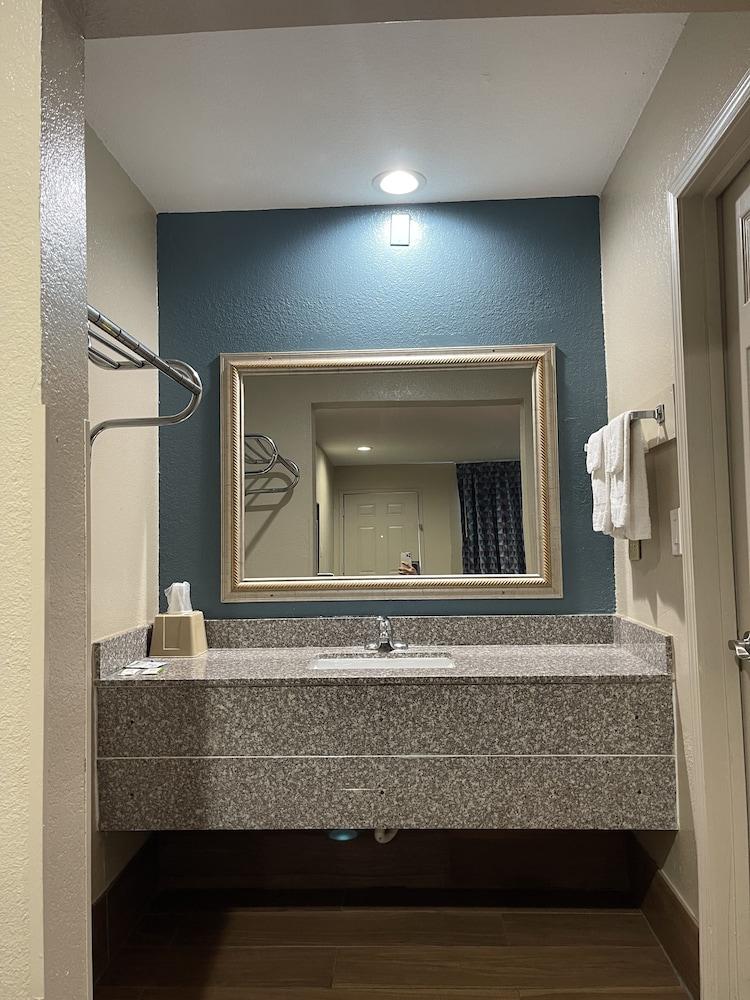 Deluxe Inn photo 10