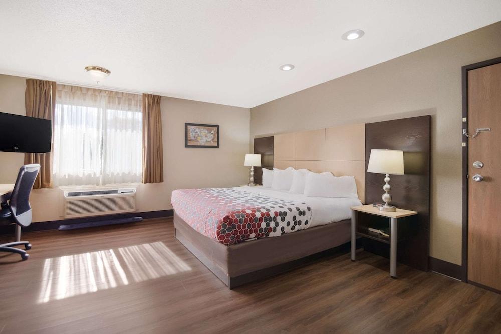 Econo Lodge Grand Forks near University photo 9