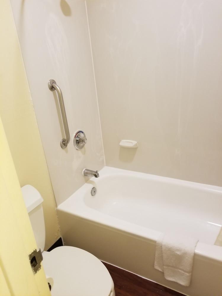 Travelodge by Wyndham Lansing IL photo 10