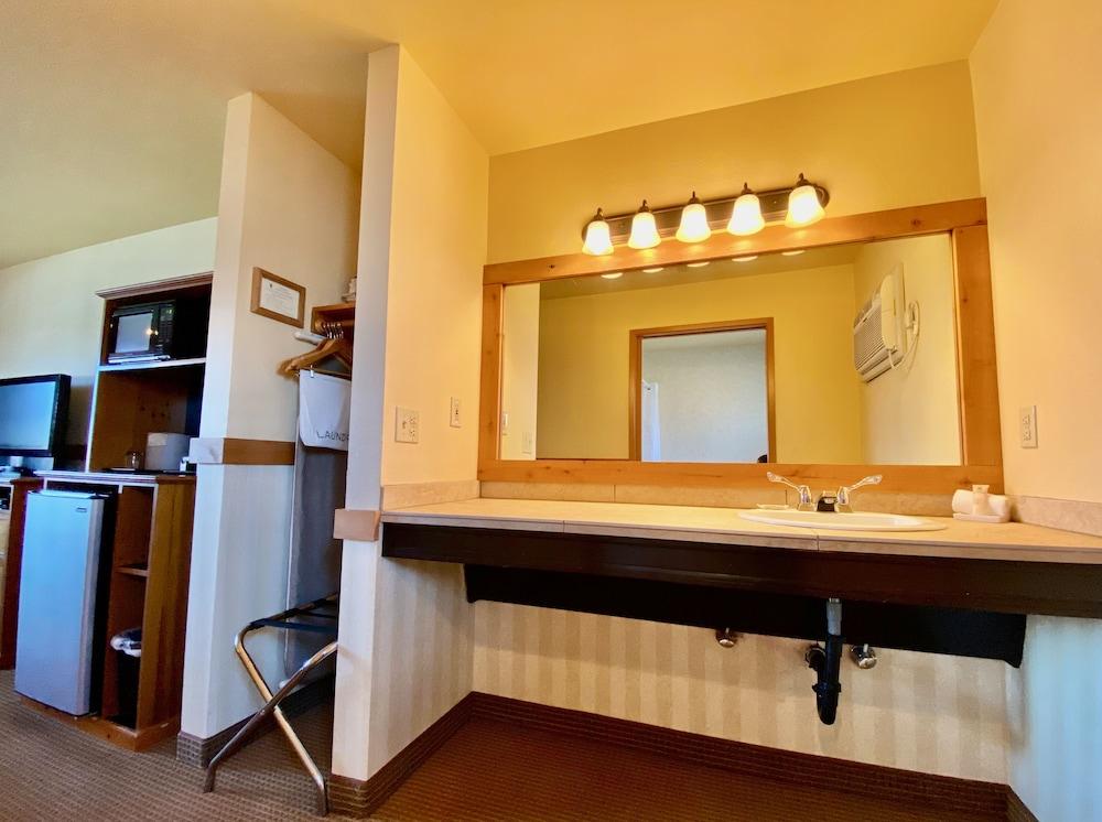 Cousins Country Inn photo 65