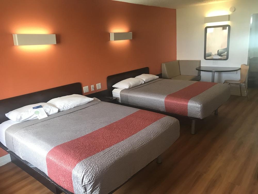 Motel 6 Houston, TX - East photo 6