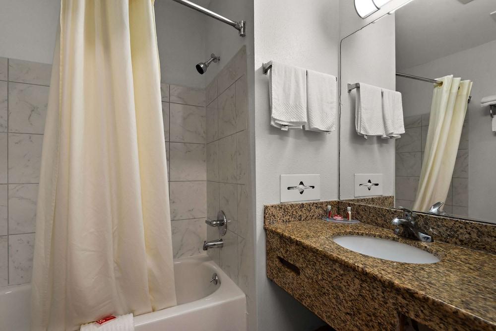 Econo Lodge Princess Anne photo 23