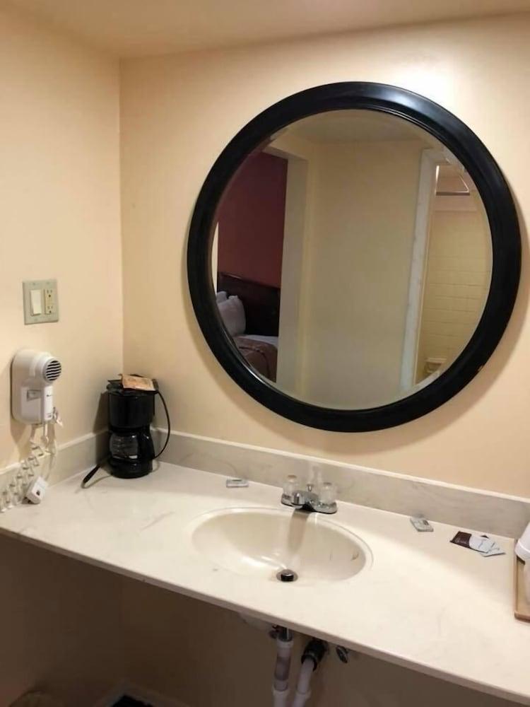 Scottish Inn & Suites photo 41